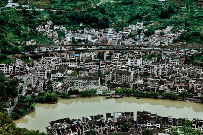 在贵州石屏山顶，看沪昆铁路与镇远古城。