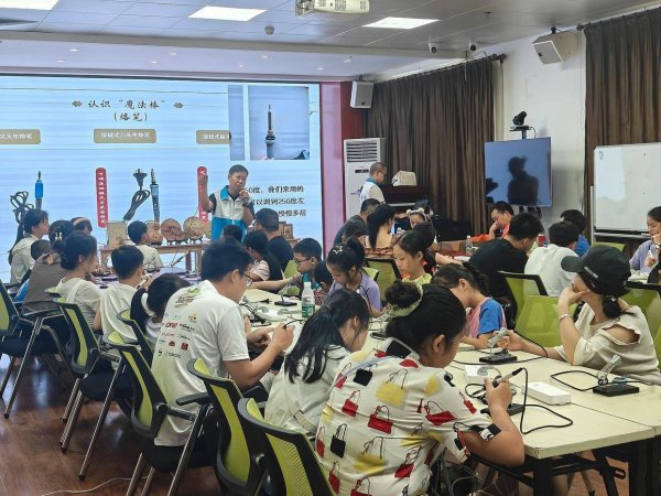 锦达网 沉浸式非遗体验，大水坑社区亲子共赴烙画之约