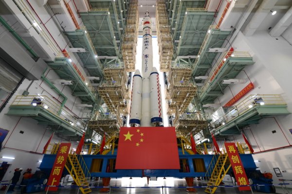 悦来网 神舟二十一号上演3.5小时“太空会师”，上海航天给飞船“开了挂”​​